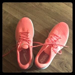 Pink Nike Zoom Vomero 13 Women’s size 9 running